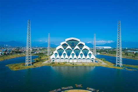 5 Tempat Wisata Dekat Stasiun di Indonesia, Ada Masjid Raya Al .